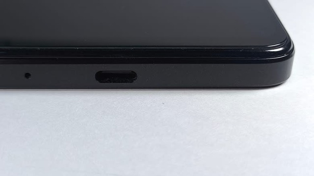 Lỗ nhỏ cạnh cổng sạc điện thoại c&oacute; c&ocirc;ng dụng g&igrave;? - Ảnh 1.