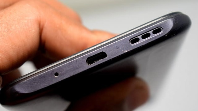 Lỗ nhỏ cạnh cổng sạc điện thoại c&oacute; c&ocirc;ng dụng g&igrave;? - Ảnh 2.