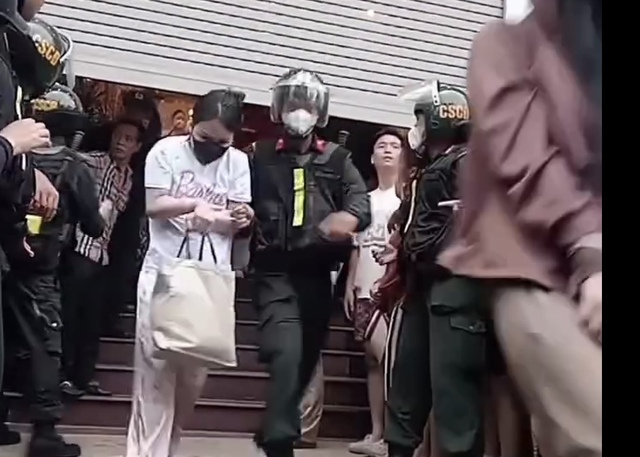 2 cán bộ ‘bảo kê’ tổ chức sử dụng ma túy ở Hà Nội bị khởi tố - Ảnh 2.