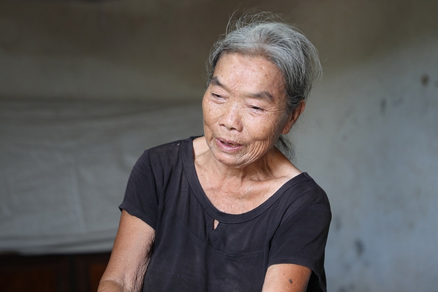 Bà ngọai già yếu chăm sóc cháu bị ảnh hưởng chất độc da cam giữa khó khăn - Ảnh 2.
