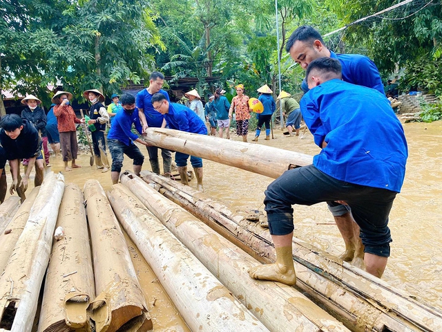 Thanh niên tình nguyện - điểm tựa của người dân trong những ngày khó khăn sau bão, lũ- Ảnh 1.