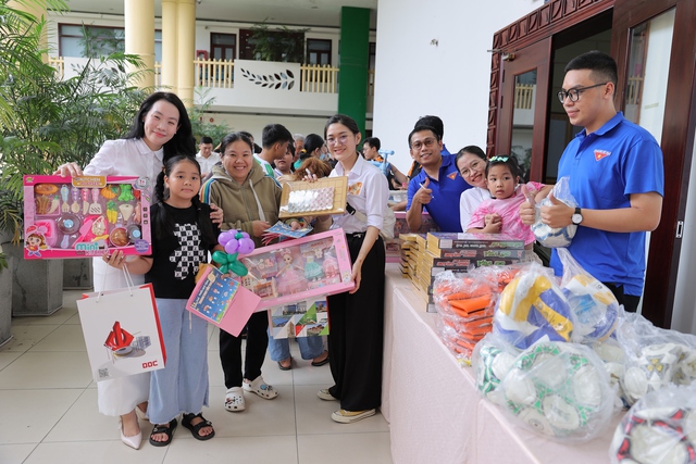Trung thu ý nghĩa với 333 trẻ em các xã cửa ngõ tây nam TP.HCM - Ảnh 1.