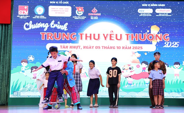 Trung thu ý nghĩa với 333 trẻ em các xã cửa ngõ tây nam TP.HCM - Ảnh 2.