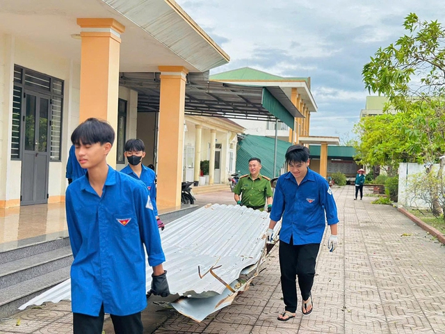 Thanh niên tình nguyện - điểm tựa của người dân trong những ngày khó khăn sau bão, lũ- Ảnh 7.