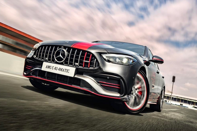 Mercedes lại xả hàng, bộ đôi ‘xe chơi’ …