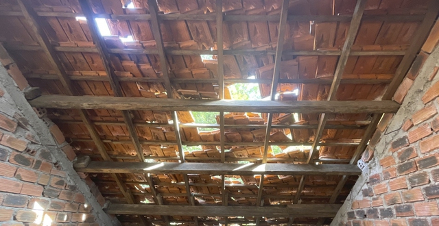 Trường học ở Quảng Ngãi hư hỏng sau hàng loạt trận động đất trong đêm - Ảnh 1.