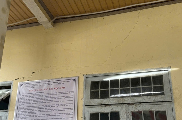 Trường học ở Quảng Ngãi hư hỏng sau hàng loạt trận động đất trong đêm - Ảnh 2.