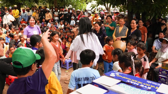 Ca sĩ Phúc Anh mang dự án '54 dân tộc Việt Nam' đến làng phong ở Gia Lai- Ảnh 3. Ca sĩ Phúc Anh mang dự án '54 dân tộc Việt Nam' đến làng phong ở Gia Lai- Ảnh 3.