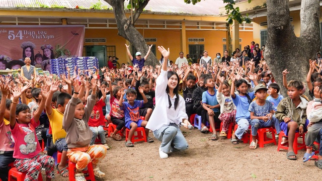 Ca sĩ Phúc Anh mang dự án '54 dân tộc Việt Nam' đến làng phong ở Gia Lai- Ảnh 2. Ca sĩ Phúc Anh mang dự án '54 dân tộc Việt Nam' đến làng phong ở Gia Lai- Ảnh 2.