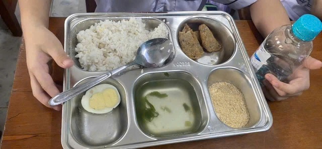 Xôn xao suất ăn bán trú 25.000 đồng với 3 miếng chả, 1 quả trứng, muối mè...- Ảnh 2. Xôn xao suất ăn bán trú 25.000 đồng với 3 miếng chả, 1 quả trứng, muối mè...- Ảnh 2.