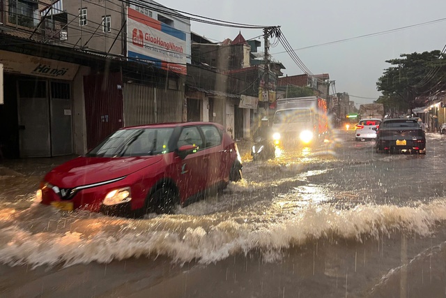 Mưa trắng trời, Hà Nội phố lại thành sông - Ảnh 1.