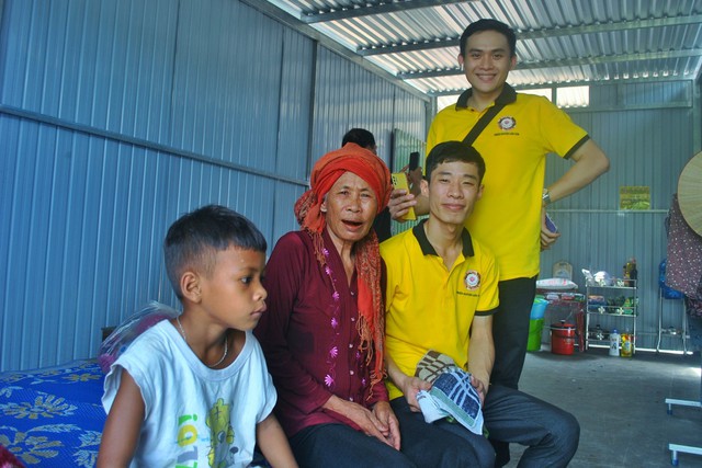 Xót cảnh người chết cuộn chiếu, cô gái trẻ làm dự án tặng áo quan- Ảnh 2. Xót cảnh người chết cuộn chiếu, cô gái trẻ làm dự án tặng áo quan- Ảnh 2.
