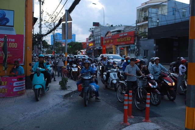 Gọt vỉa hè cho xe rẽ phải ở TP.HCM: Có người vẫn không nhường đường - Ảnh 4.