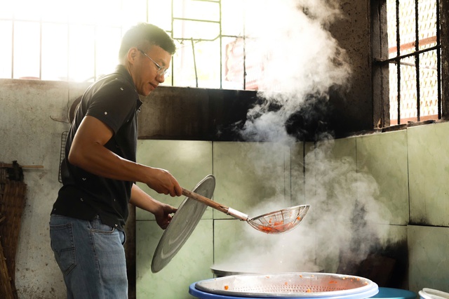 TP.HCM nghĩa tình: Thầy giáo dạy nhạc mở bếp ăn thiện nguyện Đô Thăng gieo thiện lành- Ảnh 2. TP.HCM nghĩa tình: Thầy giáo dạy nhạc mở bếp ăn thiện nguyện Đô Thăng gieo thiện lành- Ảnh 2.