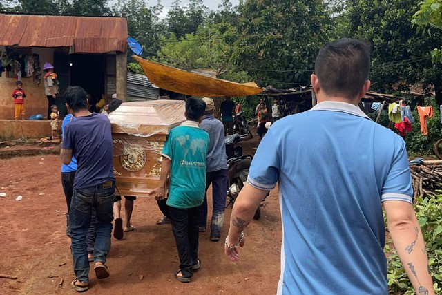 Xót cảnh người chết cuộn chiếu, cô gái trẻ làm dự án tặng áo quan- Ảnh 3. Xót cảnh người chết cuộn chiếu, cô gái trẻ làm dự án tặng áo quan- Ảnh 3.