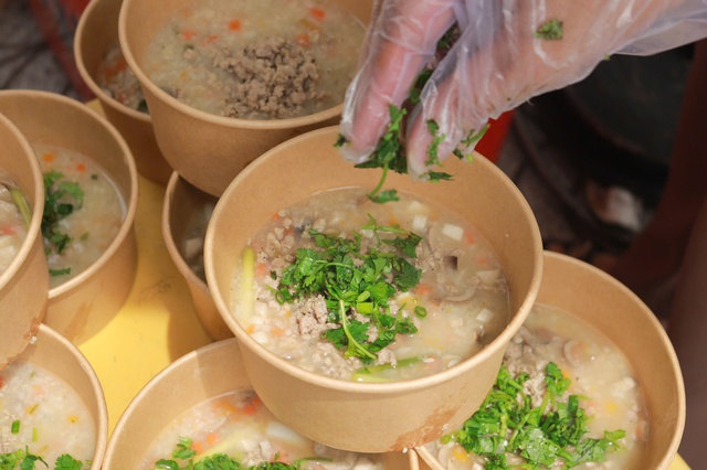 TP.HCM nghĩa tình: Thầy giáo dạy nhạc mở bếp ăn thiện nguyện Đô Thăng gieo thiện lành- Ảnh 3. TP.HCM nghĩa tình: Thầy giáo dạy nhạc mở bếp ăn thiện nguyện Đô Thăng gieo thiện lành- Ảnh 3.