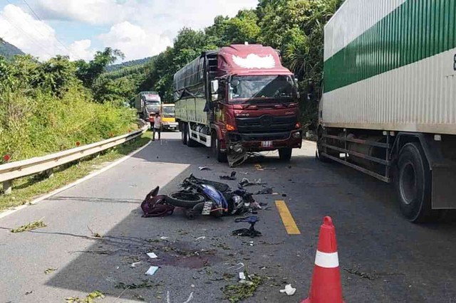 Đà Nẵng: Xe máy biến dạng sau va chạm với xe tải, một người tử vong- Ảnh 1. Đà Nẵng: Xe máy biến dạng sau va chạm với xe tải, một người tử vong- Ảnh 1.