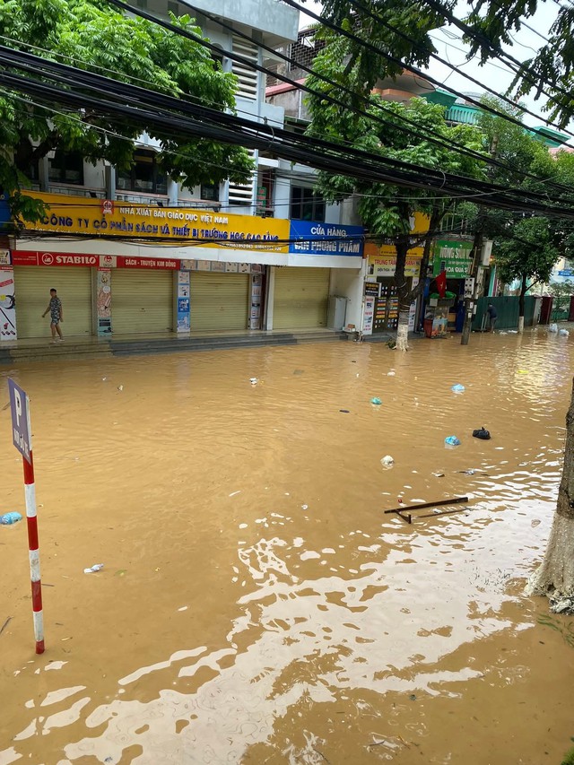 Trung tâm Cao Bằng lại ngập do ảnh hưởng của bão Matmo - Ảnh 2.