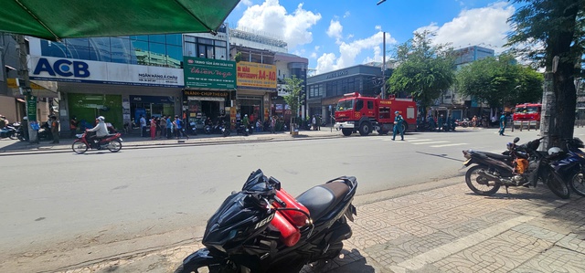 Cháy kho hàng đồ nhựa gần chợ truyền thống, tiểu thương hoảng loạn - Ảnh 2.