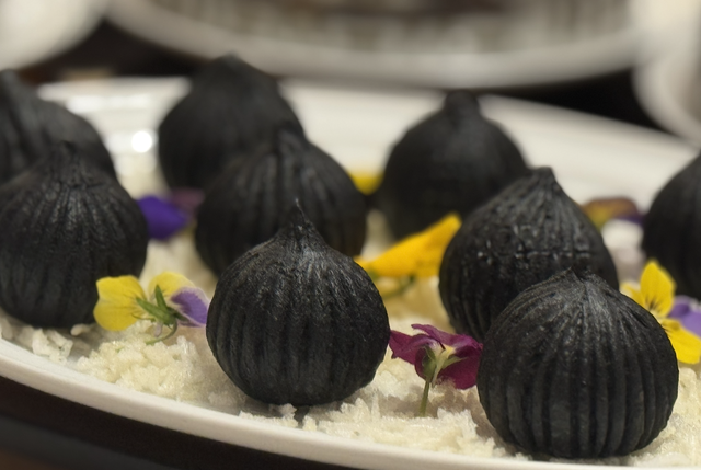 Đầu bếp Hồng Kông học chiên bánh cam đến… phồng tay để đãi khách Việt- Ảnh 3.