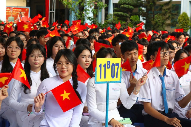 Thi tốt nghiệp THPT trên máy tính: Học sinh, phụ huynh nói gì? - Ảnh 1.
