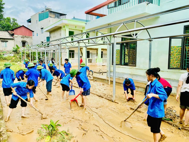 Áo xanh sát cánh cùng người dân vượt bão, lũ- Ảnh 1. Áo xanh sát cánh cùng người dân vượt bão, lũ- Ảnh 1.