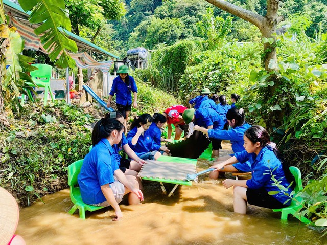 Áo xanh sát cánh cùng người dân vượt bão, lũ- Ảnh 2. Áo xanh sát cánh cùng người dân vượt bão, lũ- Ảnh 2.