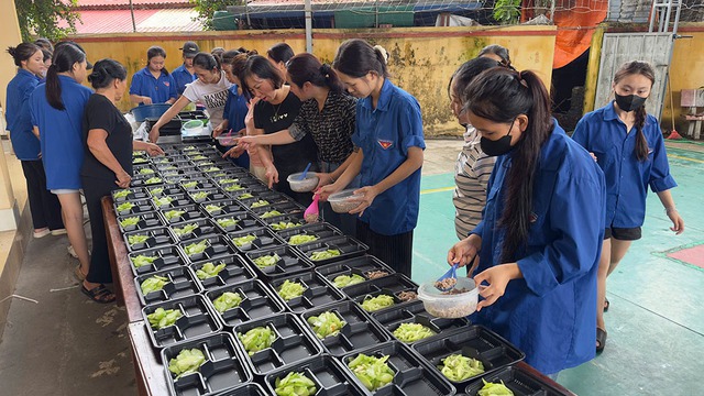 Áo xanh sát cánh cùng người dân vượt bão, lũ- Ảnh 3. Áo xanh sát cánh cùng người dân vượt bão, lũ- Ảnh 3.