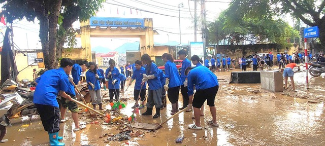 Áo xanh sát cánh cùng người dân vượt bão, lũ- Ảnh 5. Áo xanh sát cánh cùng người dân vượt bão, lũ- Ảnh 5.