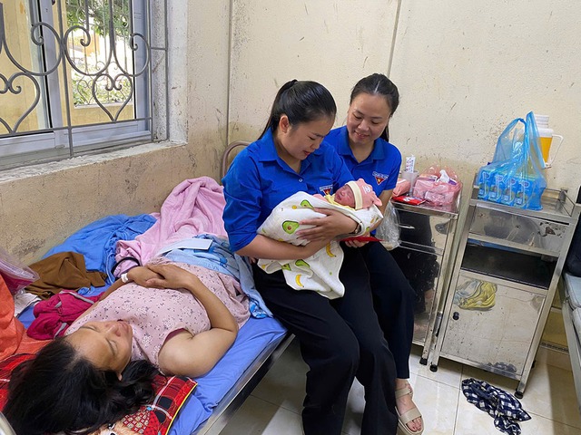 Áo xanh sát cánh cùng người dân vượt bão, lũ- Ảnh 4. Áo xanh sát cánh cùng người dân vượt bão, lũ- Ảnh 4.