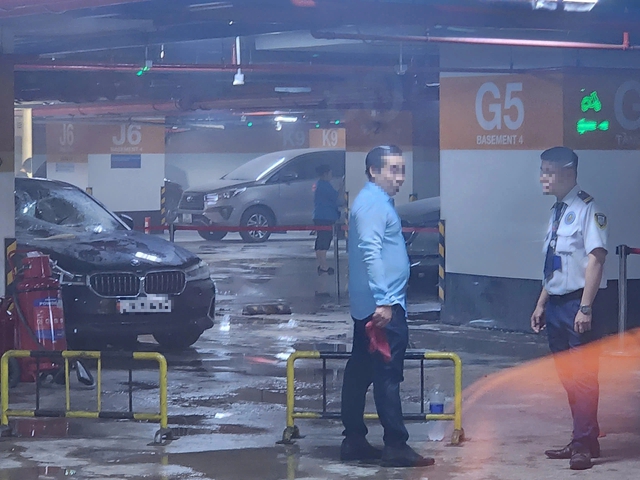 Cháy ô tô trong hầm giữ xe trung tâm thương mại ở TP.HCM - Ảnh 2.