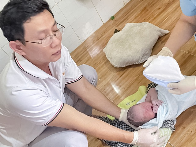 Sản phụ đẻ rơi tại …