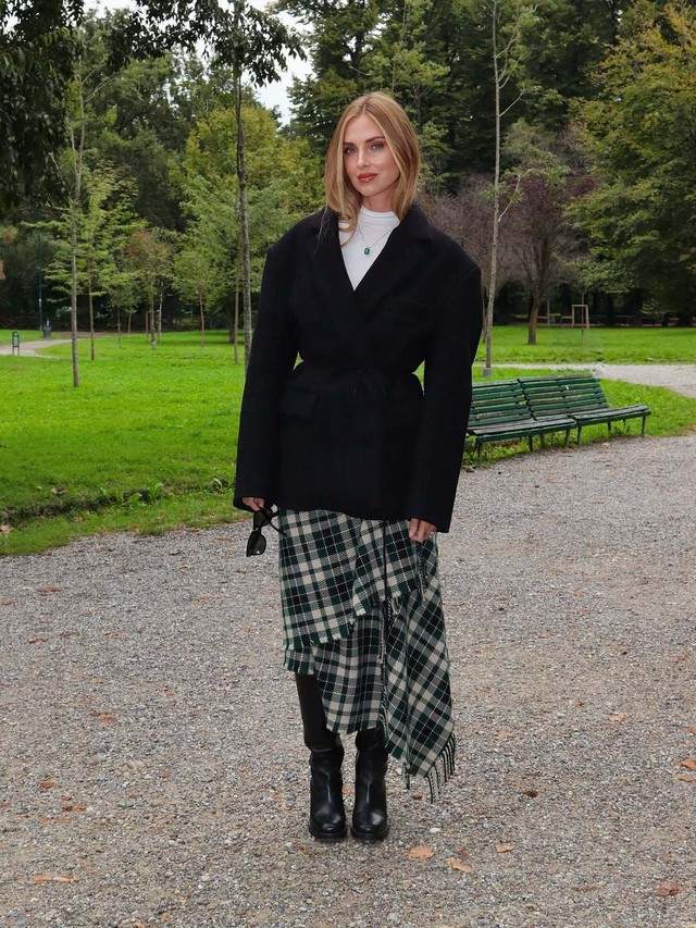 Làm chủ thần thái 'high fashion" cùng bộ đôi váy dài và áo khoác - Ảnh 3.