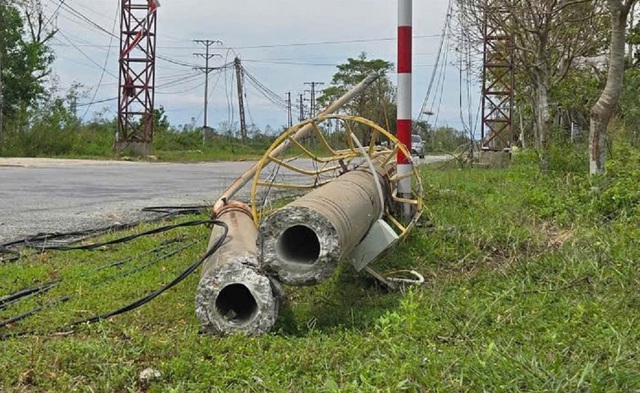 Nhiều cột điện chiếu sáng ở Hà Tĩnh bị gãy đổ lộ sắt V gây xôn xao - Ảnh 2.