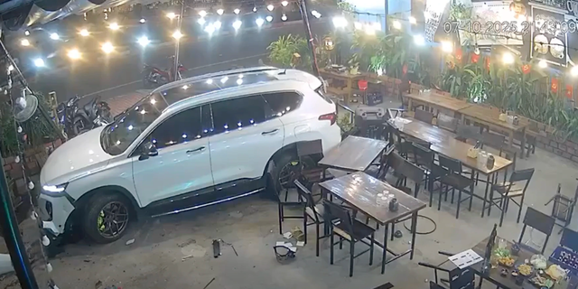 Ô tô điên lao vào quán nhậu ở Gia Lai, ít nhất 1 người tử vong- Ảnh 2.