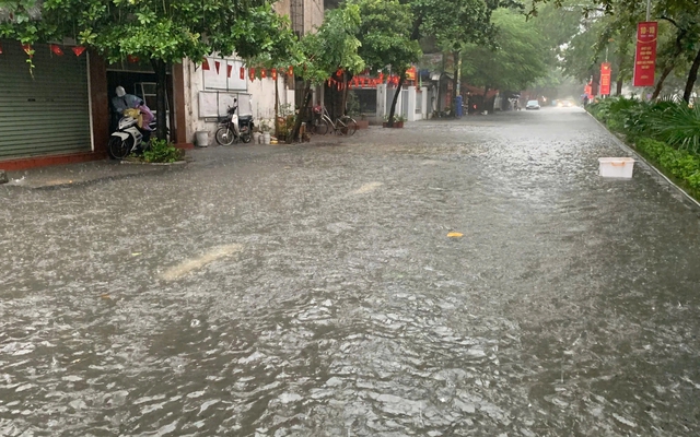Hà Nội mưa lớn đến chiều nay, ngập lụt sâu hơn- Ảnh 2.
