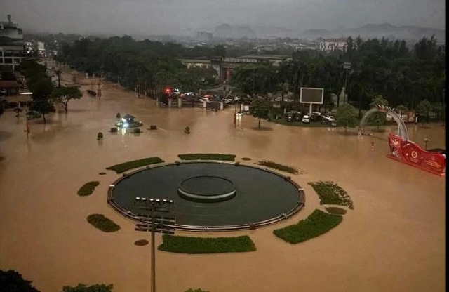 Hochwasser des Flusses Cau überschreitet historischen Höchststand von 1,07 m, auch das Zentrum von Thai Nguyen ist stark überflutet – Foto 1.
