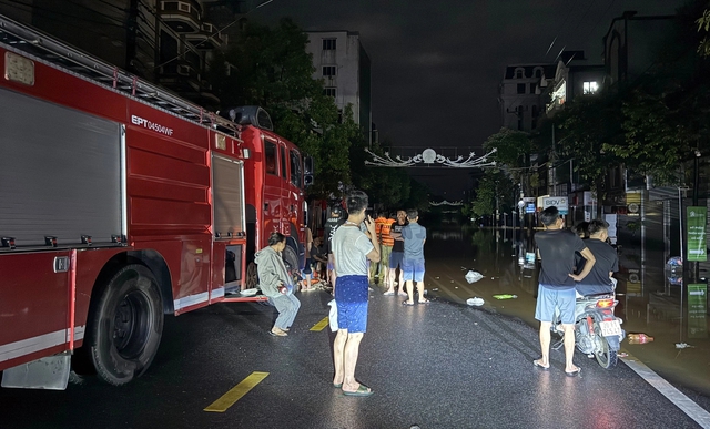 Hochwasser des Flusses Cau überschreitet historischen Höchststand von 1,07 m, auch das Zentrum von Thai Nguyen ist stark überflutet – Foto 3.