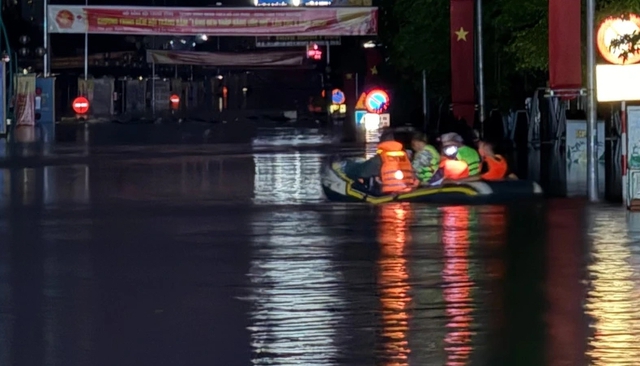 Hochwasser des Flusses Cau überschreitet historischen Höchststand von 1,07 m, auch das Zentrum von Thai Nguyen ist stark überflutet – Foto 8.