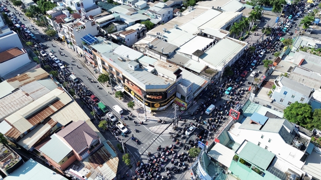 Gọt vỉa hè cho xe rẽ phải ở TP.HCM: Có người vẫn không nhường đường - Ảnh 1.