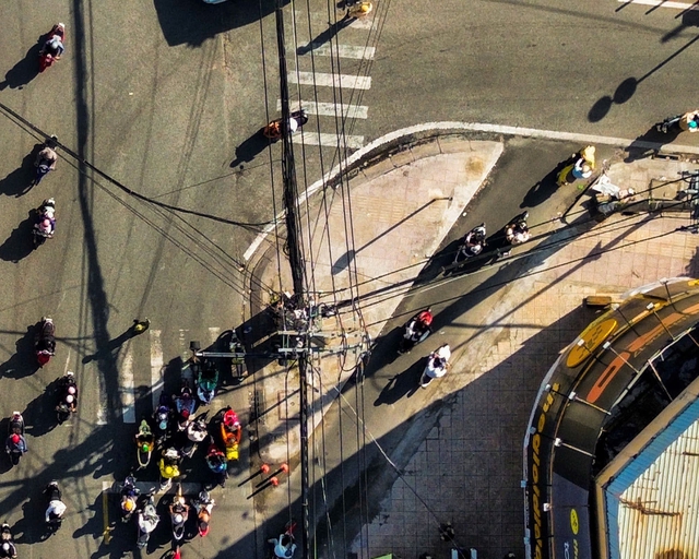 Gọt vỉa hè cho xe rẽ phải ở TP.HCM: Có người vẫn không nhường đường - Ảnh 2.