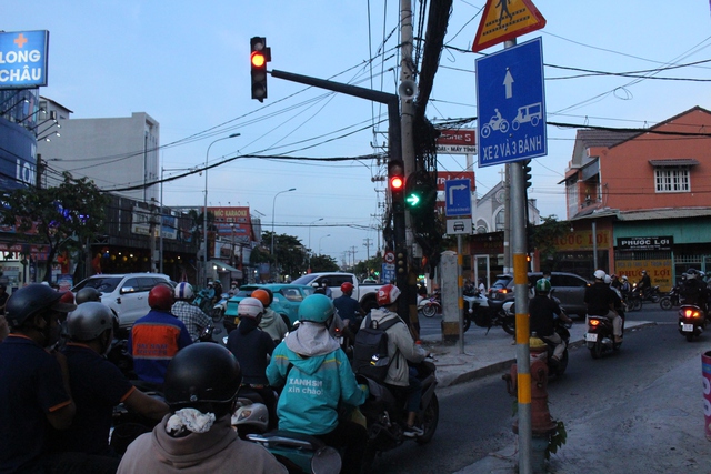 Gọt vỉa hè cho xe rẽ phải ở TP.HCM: Có người vẫn không nhường đường - Ảnh 5.