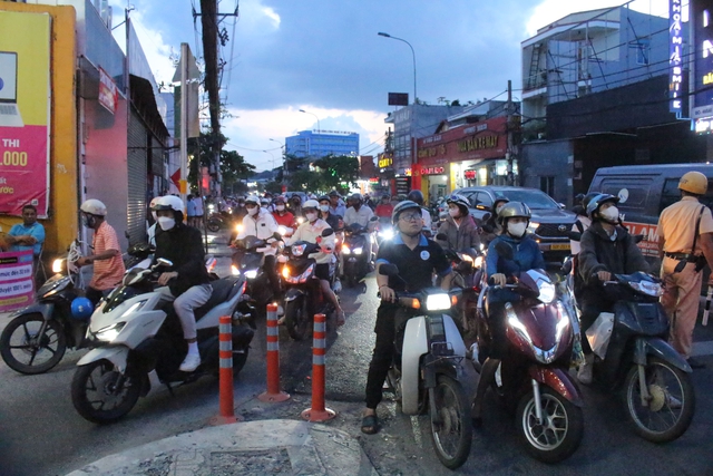 Gọt vỉa hè cho xe rẽ phải ở TP.HCM: Có người vẫn không nhường đường - Ảnh 3.