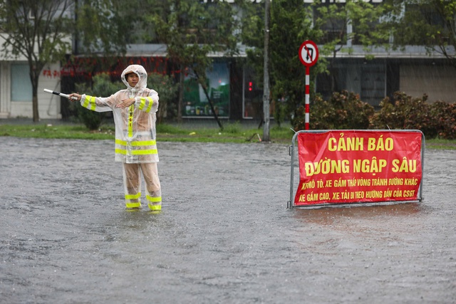 Tê người, nghi bị điện giật khi đi qua …