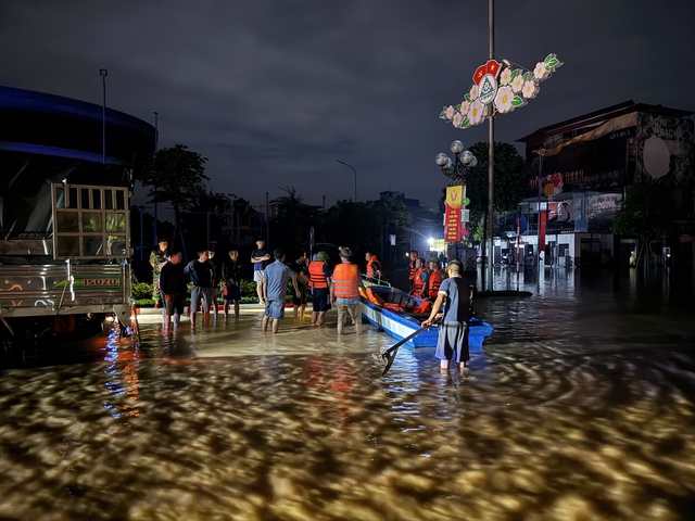Hochwasser des Flusses Cau überschreitet historischen Höchststand von 1,07 m, auch das Zentrum von Thai Nguyen ist stark überflutet – Foto 5.