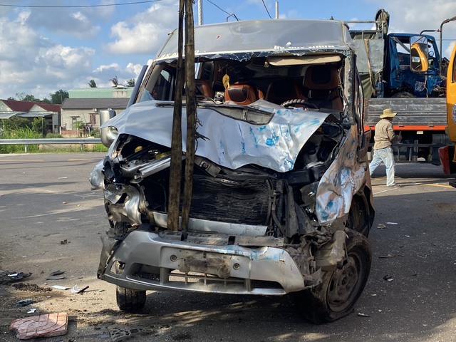 Tai nạn giao thông liên hoàn tại Gia Lai, 1 người bị chấn thương sọ não
- Ảnh 2. Tai nạn giao thông liên hoàn tại Gia Lai, 1 người bị chấn thương sọ não
- Ảnh 2.