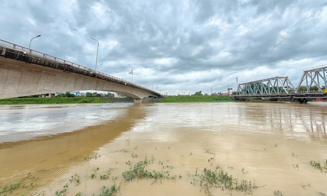 Bắc Ninh cảnh báo Mưa lũ trên sông Thương , di dời hàng trăm hộ dân bị cô lập - Ảnh 1. Bắc Ninh cảnh báo Mưa lũ trên sông Thương , di dời hàng trăm hộ dân bị cô lập - Ảnh 1.