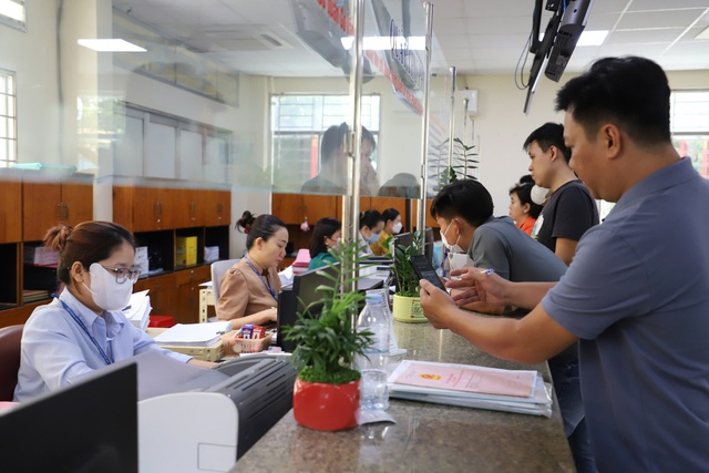 TP . HCM thừa c&ocirc;ng chức: Sở Nội vụ đề xuất sắp xếp hơn 1 . 000 C&aacute;n bộ dư thừa - Ảnh 2.