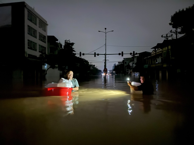 Nước lũ ở Th&aacute;i Nguy&ecirc;n ngập đến cổ: 'Sợ qu&aacute;, nước vẫn đang d&acirc;ng'- Ảnh 3.