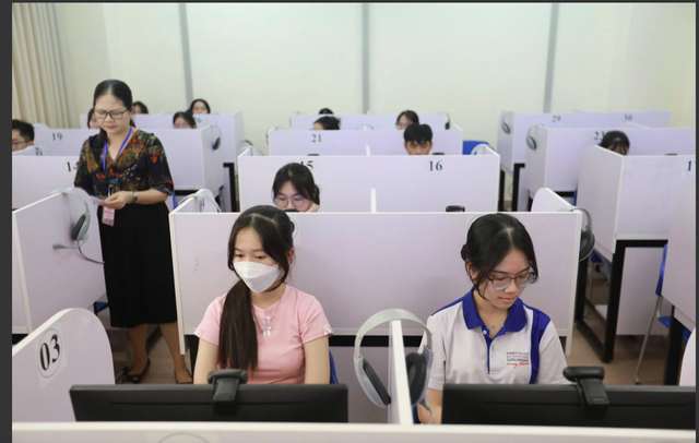 Thi tốt nghiệp THPT trên máy tính: Học sinh, phụ huynh nói gì? - Ảnh 2.